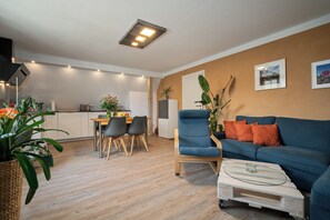 TV, books, stereo - Relax in the Am Höpen vacation apartment - your perfect retreat! (Rechlin)