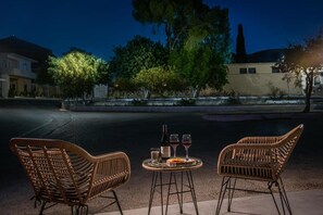 Outdoor dining - Savvy Apartments (Heraklion Crete)