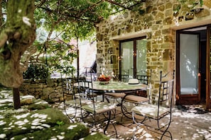 Familie appartement, terras, uitzicht op tuin | Terras