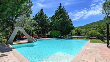 2 piscinas al aire libre, camas de piscina gratis, sombrillas