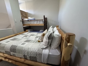 1 Schlafzimmer, Reisekinderbett, kostenloses WLAN, Bettwäsche