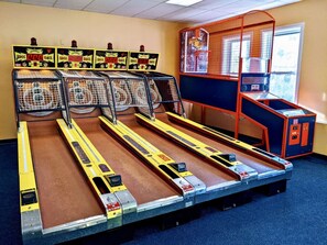 Game room - Loon Mtn Retreat! Studio with loft (Lincoln)
