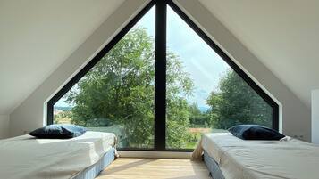 1 bedroom, travel crib, bed sheets