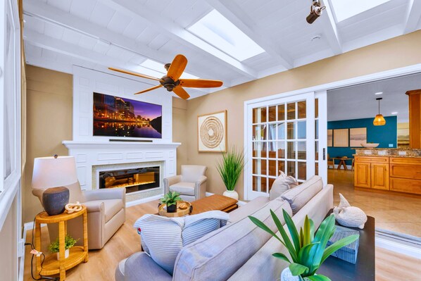 Smart TV, fireplace, offices - Hilltop | Pool, Fire Pit, King Bed & Views! (San Diego)