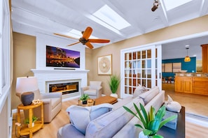 تلفزيون ذكي، مدفأة، مكتب