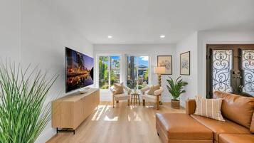 Smart TV, chimenea y oficina