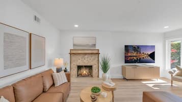 Smart TV, chimenea y oficina