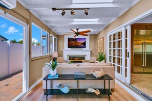 Smart TV, fireplace, offices - Hilltop | Pool, Fire Pit, King Bed & Views! (San Diego)