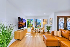 Smart TV, fireplace, offices - Hilltop | Pool, Fire Pit, King Bed & Views! (San Diego)