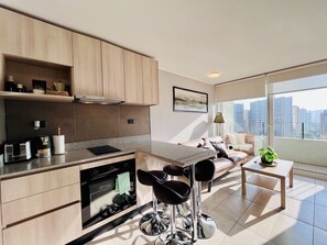 Køleskab, mikrobølgeovn, ovn, kogeplade