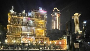 Un immeuble à plusieurs étages sur lequel on peut lire l’inscription « CHANAKYA RESORT ».