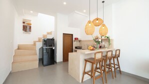 Villa, bassengutsikt | Spisestue