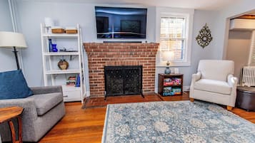 Una Smart TV, una chimenea