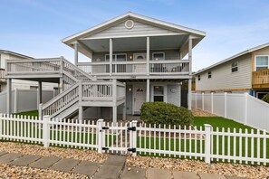 Exterior - Updated 3-bedroom, 2 bath well stocked coastal cottage across from the beach (Fernandina Beach)