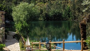 Un cadre paisible au bord du lac, avec une terrasse en bois, un sentier en pierre et un belvédère.
