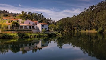 Vista frontal de la propiedad