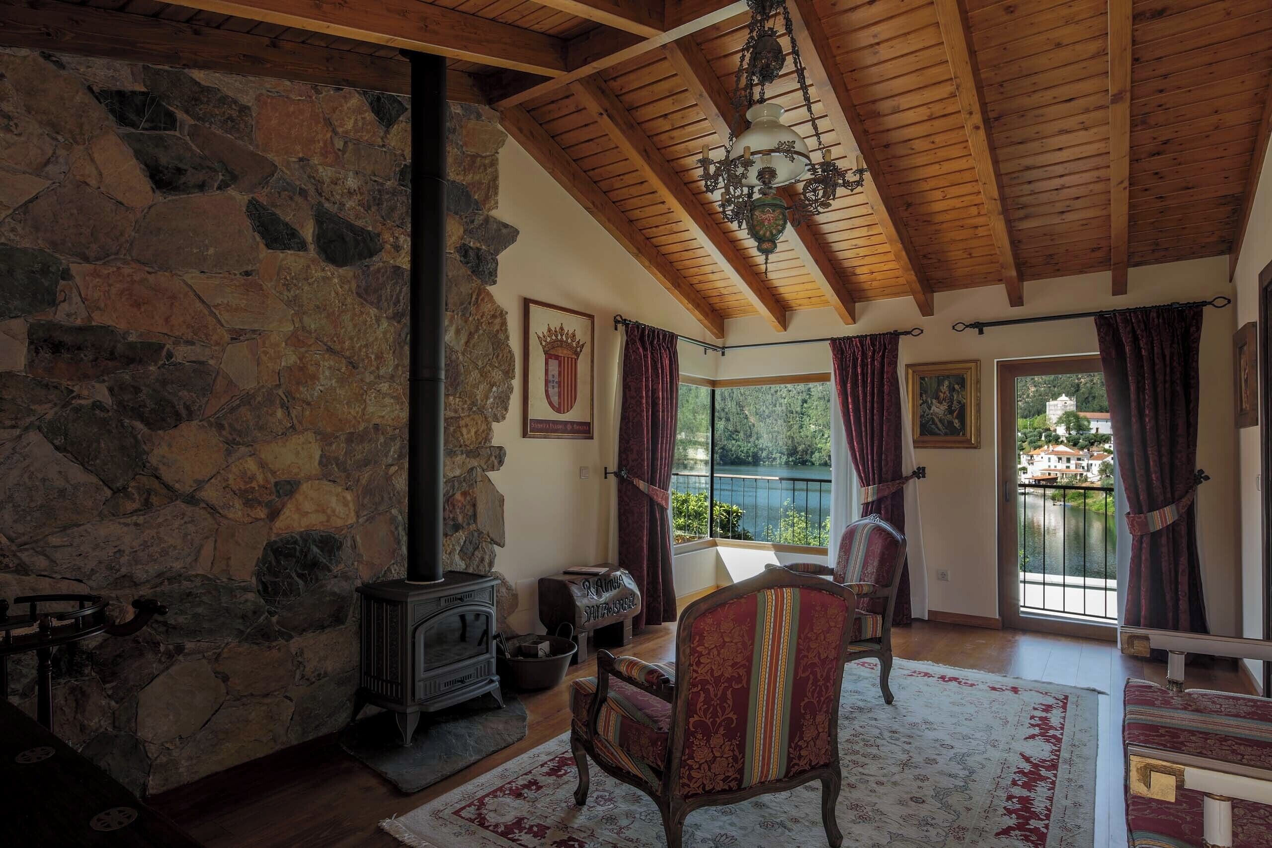 Luksusrom, elveutsikt | Oppholdsområde