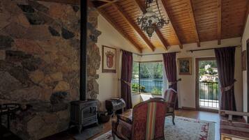 Luksusrom, elveutsikt | Oppholdsområde