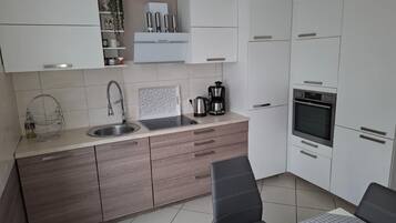 Kühlschrank, Mikrowelle, Ofen, Geschirrspüler