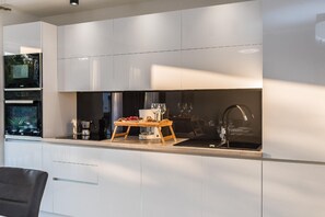 Kylskåp, mikrovågsugn, diskmaskin och kaffe- och tebryggare