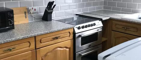 Frigorífico, microondas, horno y hervidor eléctrico