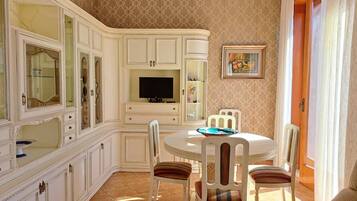 Appartamento, 2 camere da letto | Area soggiorno | TV a schermo piatto 32 pollici con canali digitali