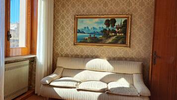 Appartamento, 2 camere da letto | Area soggiorno | TV a schermo piatto 32 pollici con canali digitali