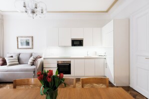 Interior - Comfortable 2-Bed, 2-Bath Home with Private Balcony (Hlavní mesto Praha)