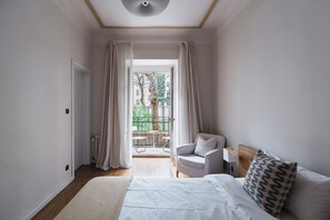 2 bedrooms, iron/ironing board, WiFi, bed sheets - Comfortable 2-Bed, 2-Bath Home with Private Balcony (Hlavní mesto Praha)