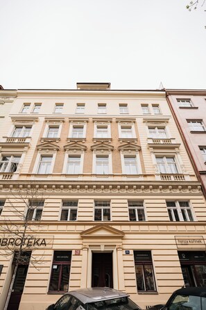 Exterior - Comfortable 2-Bed, 2-Bath Home with Private Balcony (Hlavní mesto Praha)