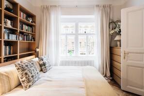 2 bedrooms, iron/ironing board, WiFi, bed sheets - Comfortable 2-Bed, 2-Bath Home with Private Balcony (Hlavní mesto Praha)