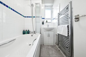 Een haardroger, handdoeken, toiletpapier