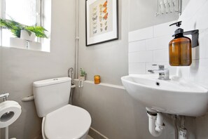 Haartrockner, Handtücher, Toilettenpapier