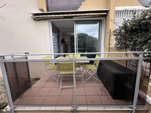 Outdoor dining - 2-Room Apartment with Air Conditioning and Garage - Grau-du-Roi (Le Grau-du-Roi)