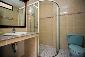 Toallas, jabón, shampoo, papel higiénico
