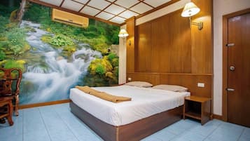 Classic Room | Desk, laptop workspace, soundproofing