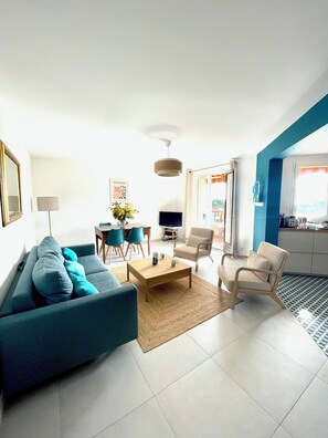 Living area - Contemporary apartment with sea view and swimming pool (La Croix-Valmer)