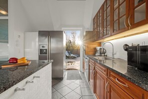 Fridge, oven, stovetop, dishwasher