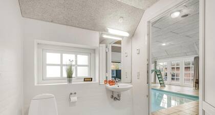 18-person pool house in Husby, close to the North Sea.