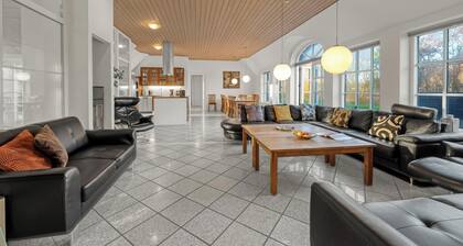 18-person pool house in Husby, close to the North Sea.