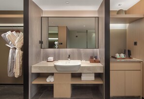 Chambre Familiale avec lits jumeaux, vue ville | Salle de bain | Articles de toilette gratuits, sèche-cheveux, serviettes fournies, savon