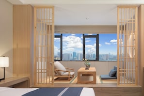 Een bureau, een laptopwerkplek, verduisterende gordijnen