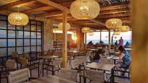 3 か所のバー / ラウンジ、ビーチバー