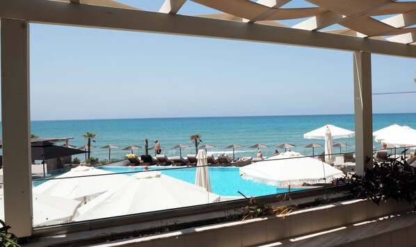 Deluxe Double Room, Sea View | In-room safe, desk, laptop workspace, soundproofing