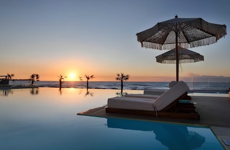Una piscina al aire libre de temporada