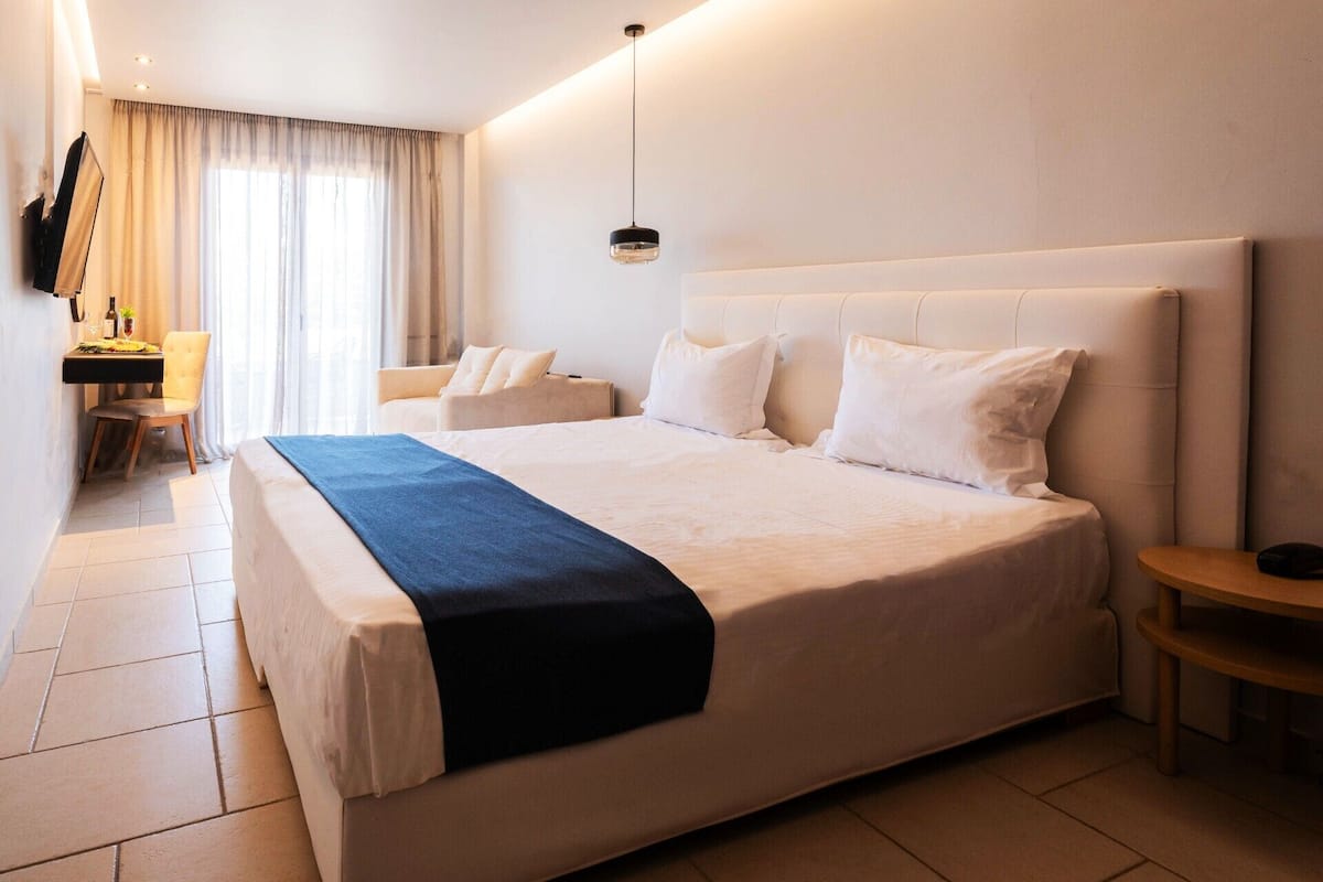 Superior Double Room, Garden View | 1 bedroom, in-room safe, desk, laptop workspace