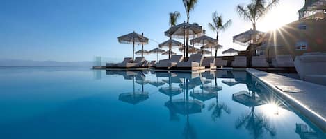 Una piscina al aire libre de temporada