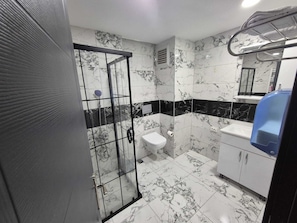 Quarto econômico | Banheiro | Chuveiro, secador de cabelo, roupões de banho, chinelos