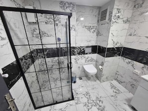 Chambre Économique | Salle de bain | Douche, sèche-cheveux, peignoirs, chaussons