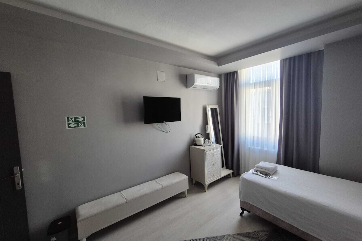 Economy Room | 1 bedroom, desk, laptop workspace, free WiFi
